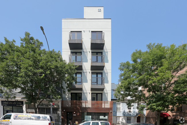Building Photo - 583 Lorimer St