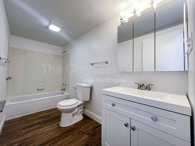 Building Photo - 2406 Marquette Rd