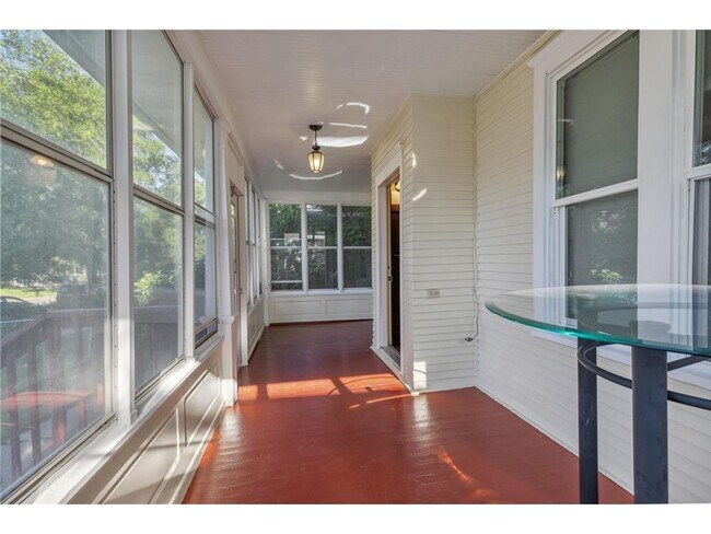 Foto del edificio - Cute three-bedroom, three-bath home in St....