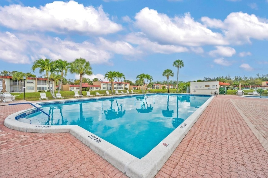 Foto principal - 185 Lake Evelyn Dr