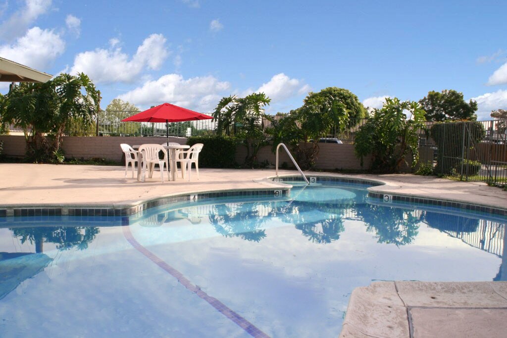 Foto principal - 8914 Delrose Ave