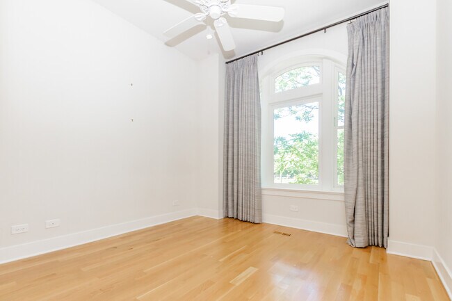 Foto del edificio - 1541 N Bell Ave