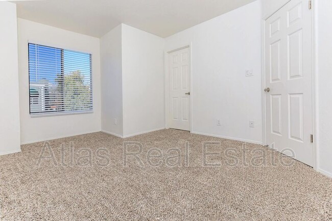Foto del edificio - 3116-3120 E Paradise Ln