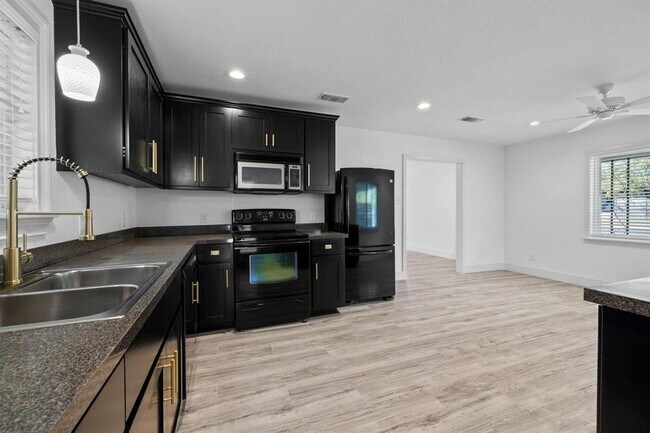 Building Photo - 5807 Mojave Dr