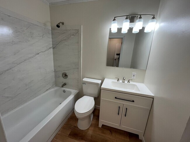 Foto del edificio - 2417 Landis Dr
