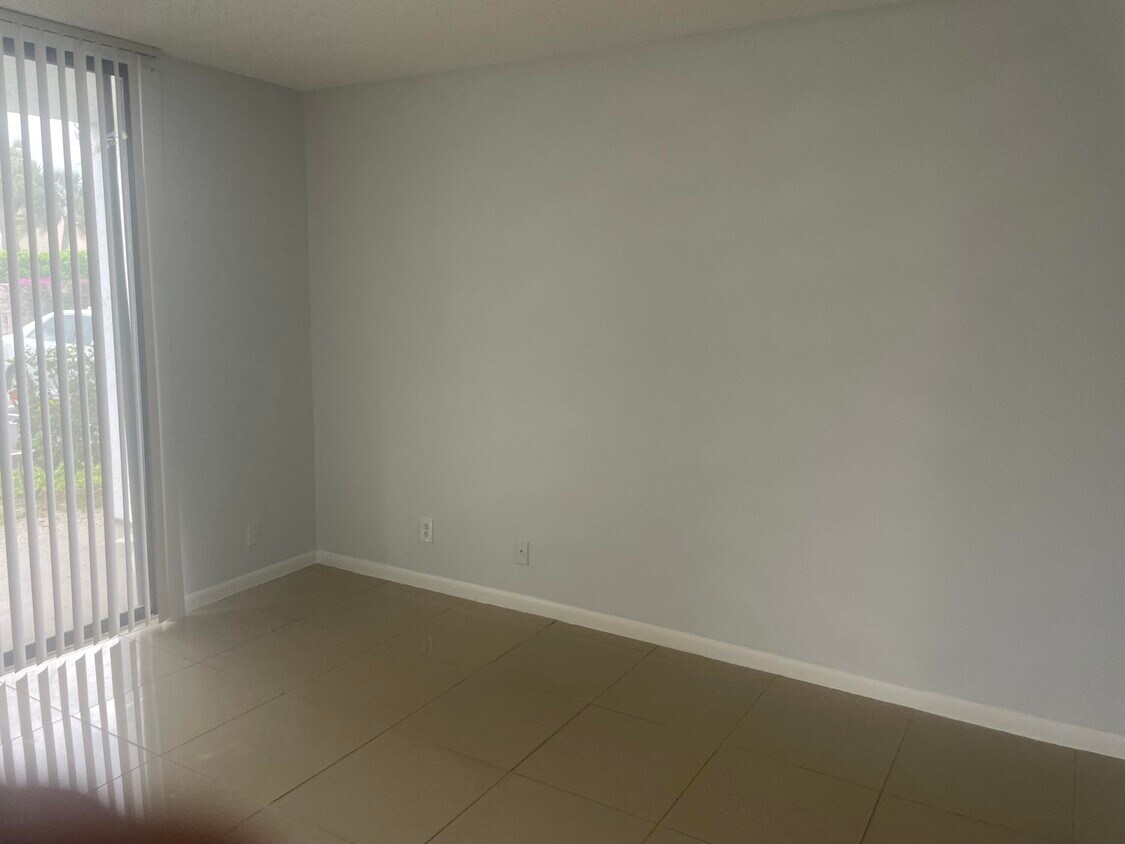 Foto principal - 728 Executive Center Dr