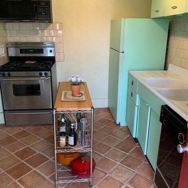 Kitchen - 1920 N Center St