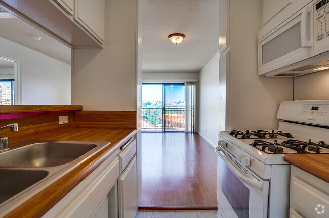 Kitchen area - 516 Glenrock Ave