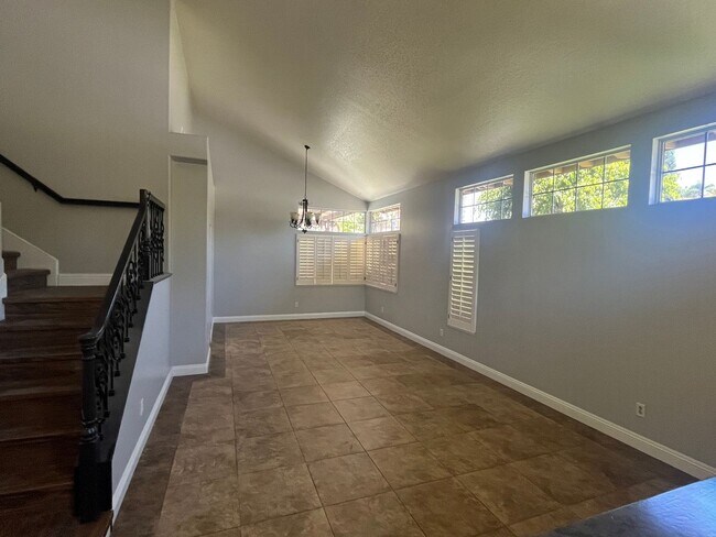 Foto del edificio - 4 Bedroom/2.5 Bath Home with Pool in Chino...