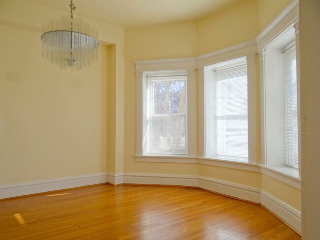 Foto del edificio - Charming 3 BD/2 BATH right across the stre...