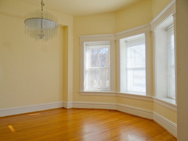 Building Photo - Charming 3 BD/2 BATH right across the stre...