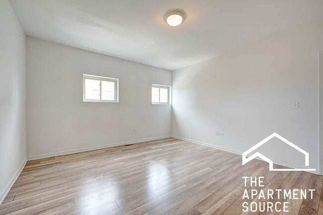 Building Photo - Humboldt Park 2 Bed/2.5 Bath Duplex w/ In Unit Laundry
