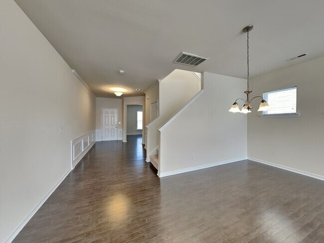 Building Photo - Beautiful Home!