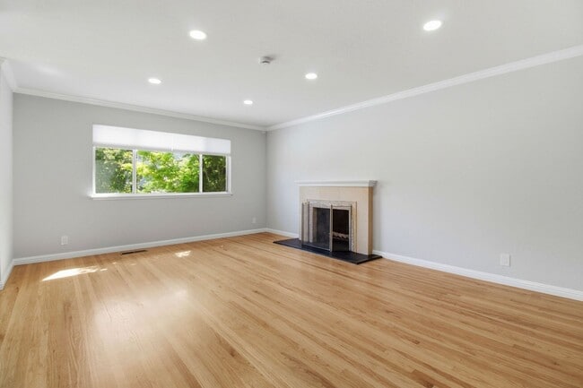 Foto del edificio - Remodeled 3-Bedroom 2.5-Bathroom Barron Park Home