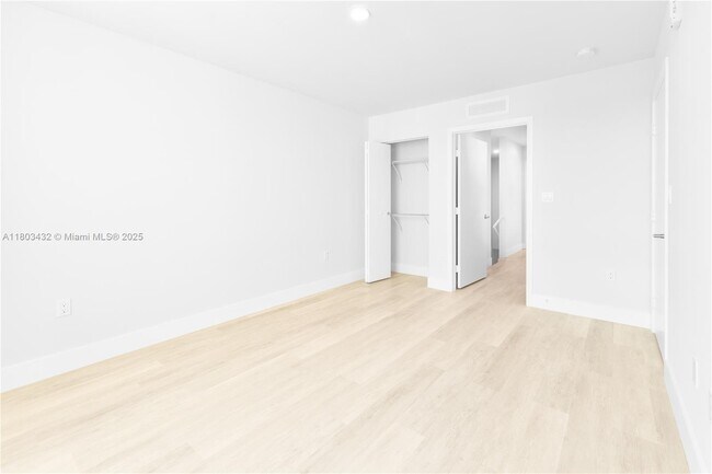 Foto del edificio - 2555 NE 193rd St
