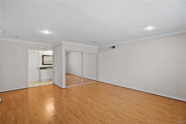 Foto del edificio - 18123 Delano St