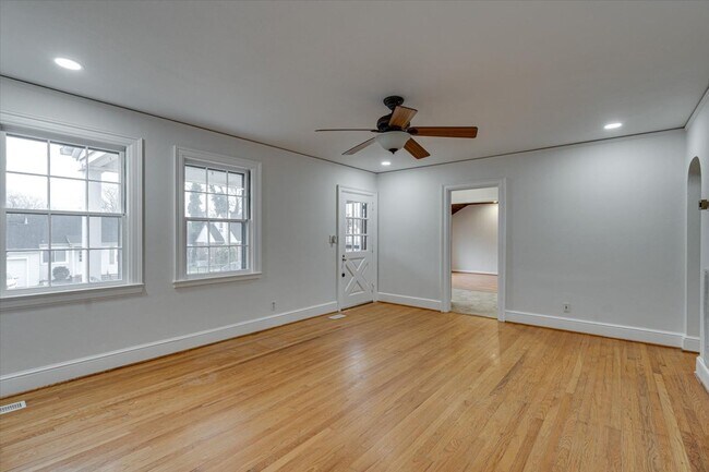 Foto del edificio - Charming East Ridge Rental – Spacious Yard, Updated Features & Pet-Friendly Living!