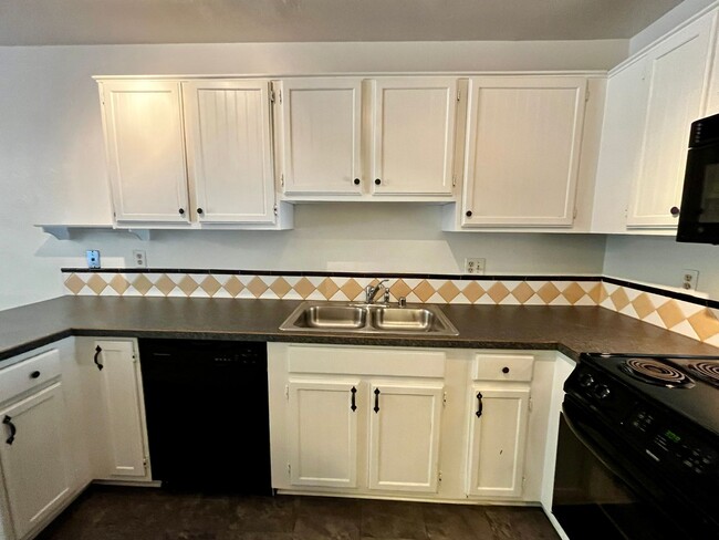 Building Photo - Affordable Condo Close to Everything