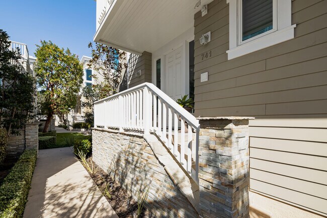 Building Photo - 741 21st St