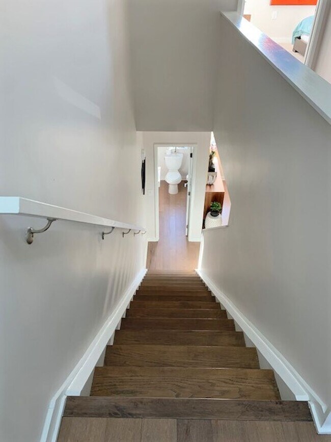 Building Photo - Lovely Townhouse