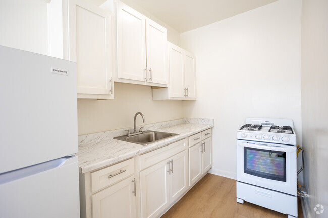 Studio - 367SF Kitchen - Edgemont & Banbury Manor Apartments