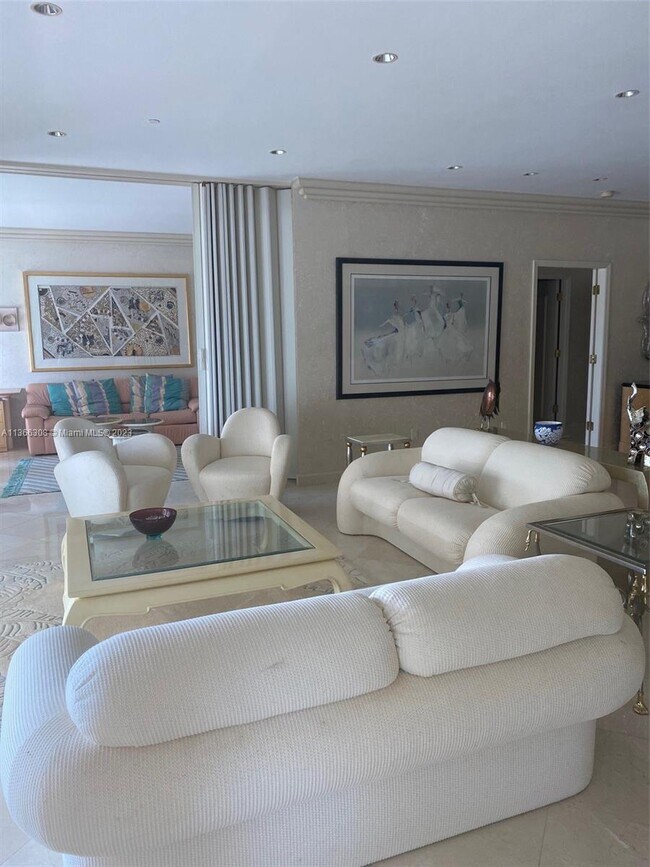 Building Photo - 10101 Collins Ave