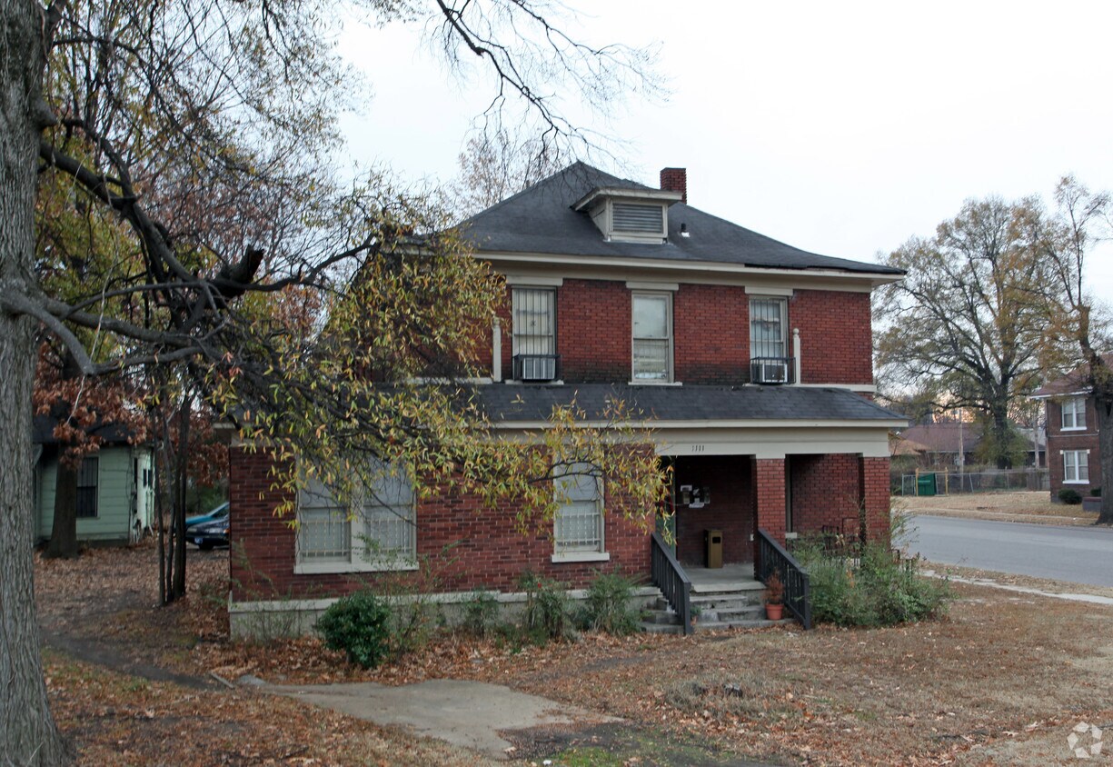Building Photo - 1111 N Parkway