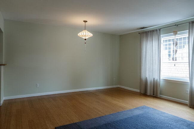Living room. - 15 Renwick St