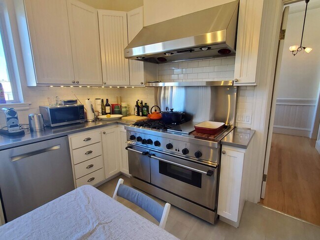 Foto del edificio - Noe Valley Beautifully Updated Top Floor Two Bedroom w. Chef's Kitchen and Laundry