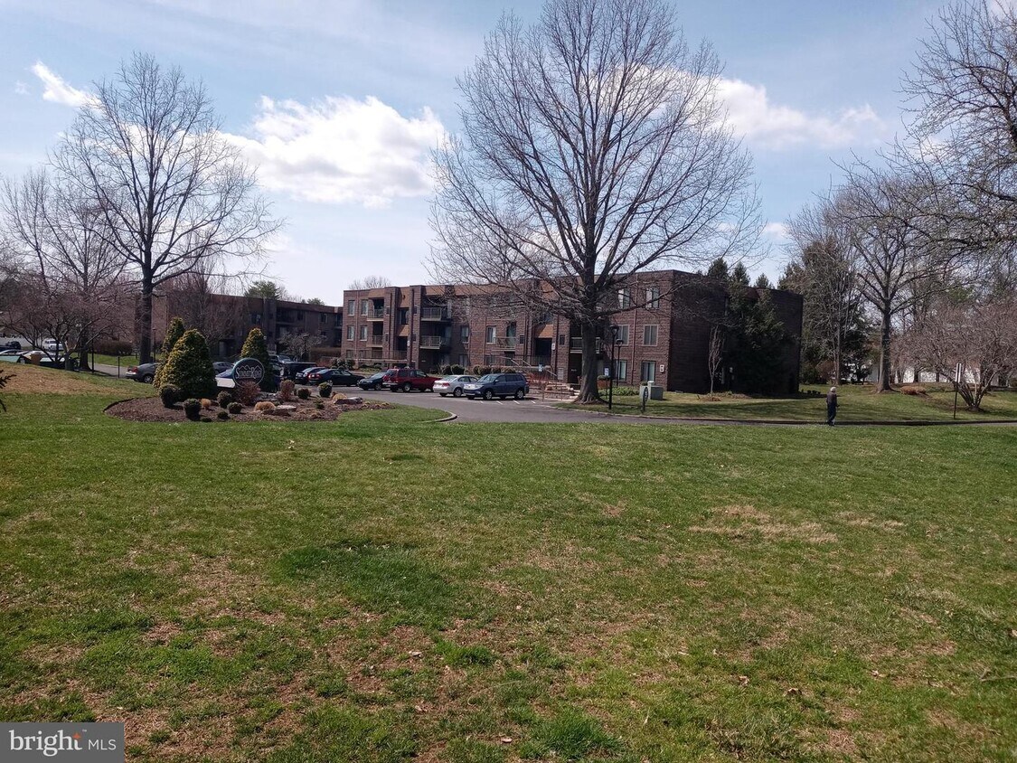 15 Oakridge Dr, Langhorne, PA 19047 Condo for Rent in Langhorne, PA