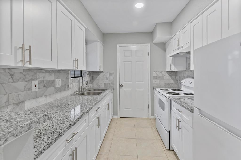 Primary Photo - 13480 S Thorntree Dr