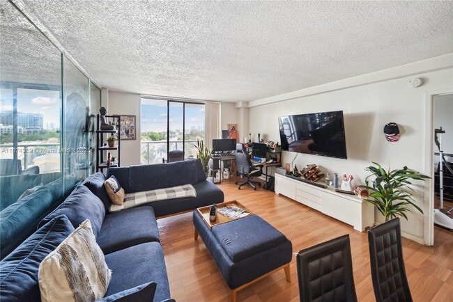 Foto del edificio - 13499 Biscayne Blvd