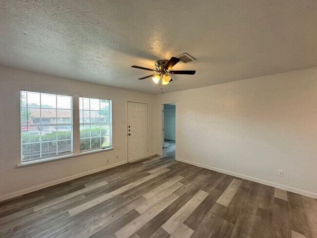 Foto del edificio - 910-912 Stetson Ave