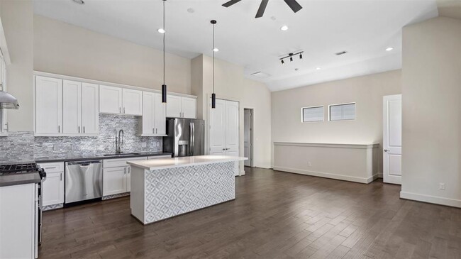 Building Photo - 5808 Gardendale Dr