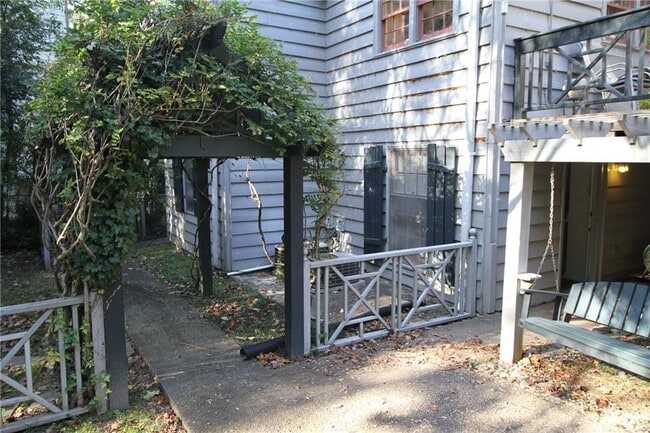 Building Photo - 2054 E Roxboro Rd NE