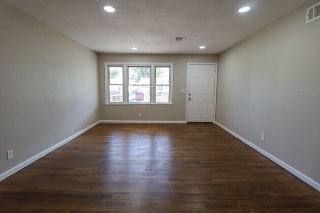 Foto del edificio - Step into this beautifully updated, move-i...