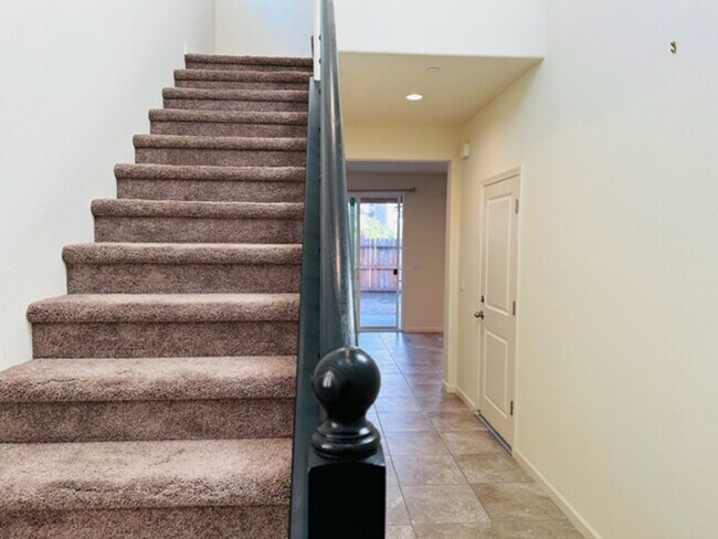 Building Photo - $1,995 Fowler & Belmont, 3 Bed Home, Gated...