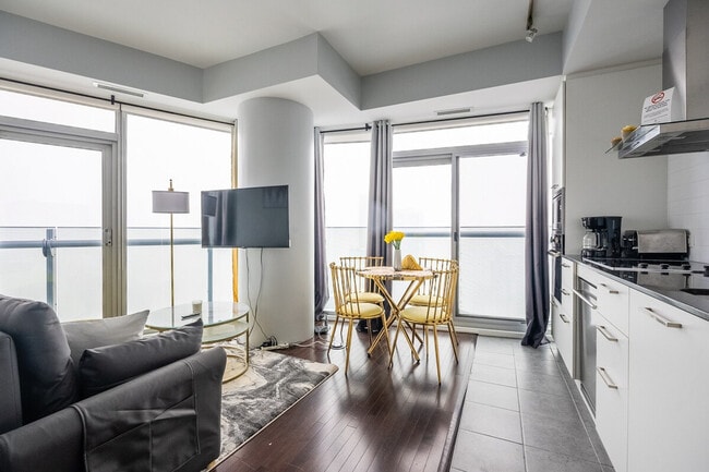 Building Photo - 7 Grand Trunk Crescent