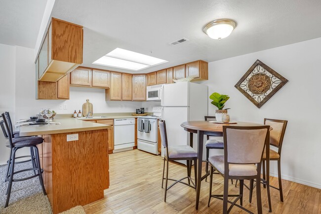 Kitchen | Serengeti Springs | West Jordan Apartments - Serengeti Springs