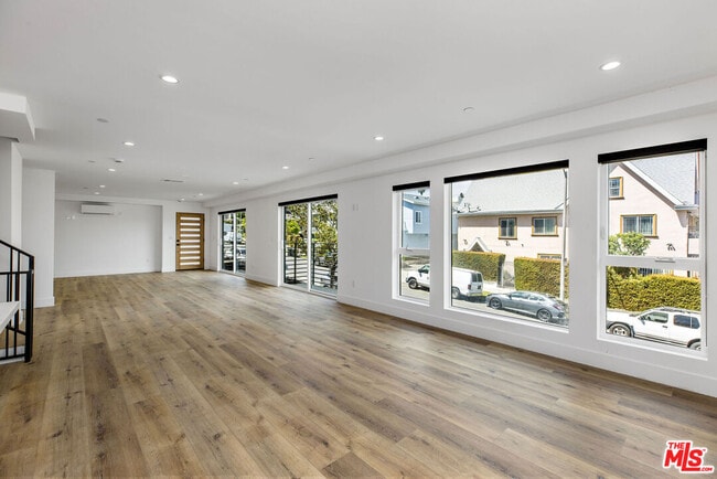Building Photo - 571 S Mariposa Ave