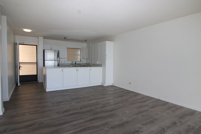 Building Photo - Top Floor Corner Unit! Rarely available 2 ...