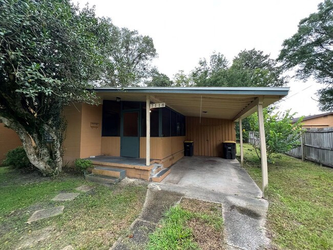 Building Photo - Recently Updated 3/1 889sq ft home. with u...