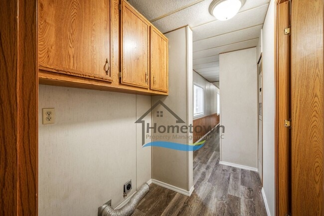 Building Photo - 2 Bedroom 1 Bath Home with Off-Street Park...