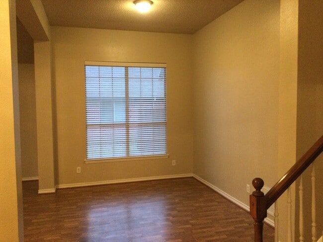 Building Photo - 2306 Valley Creek Dr