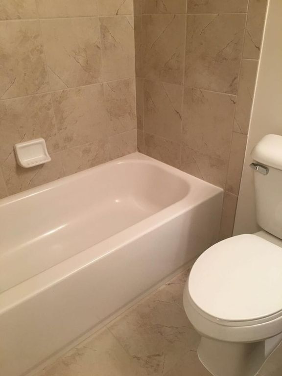 Segundo baño (baño en el pasillo) - 4612 Bradley Circle