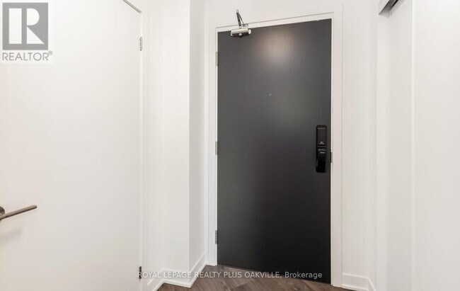 Building Photo - 405 Dundas St W