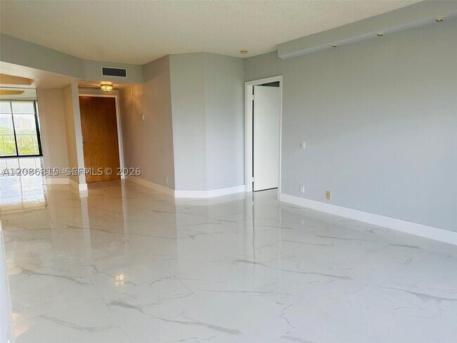 Foto del edificio - 3640 Yacht Club Dr