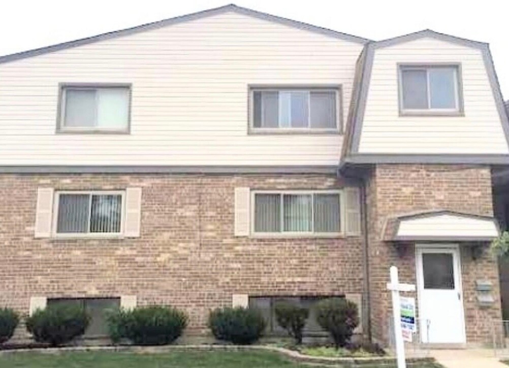 Front View - 1651 S Mannheim Rd