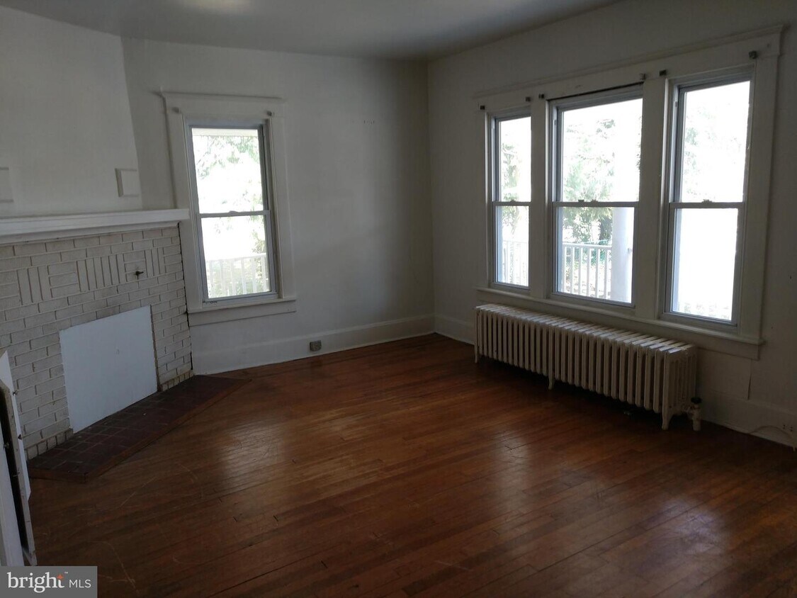 Primary Photo - 1004 Camden Ave