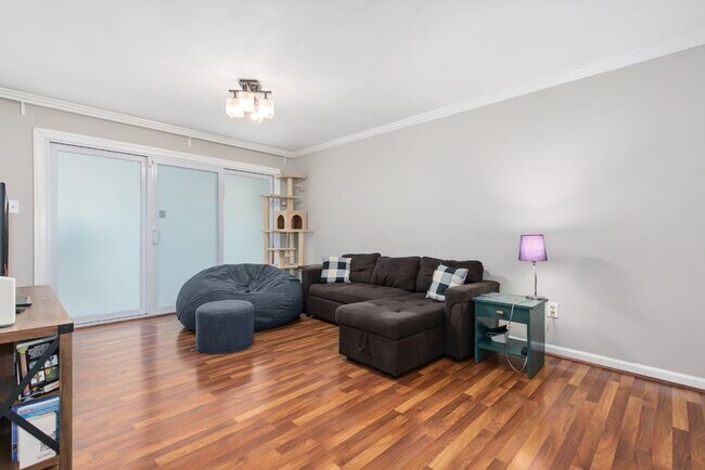 Foto del edificio - Charming 2BR Condo in Rockville *Utilities...